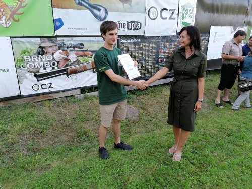 Vylosovaný vítěz malorážky, předává ing.Štěpánka Fišerová